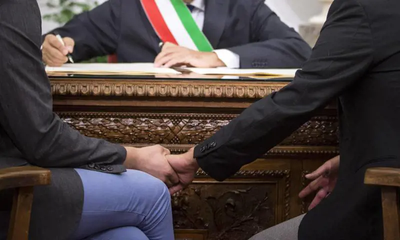 La "Cirinnà" parte male "È anticostituzionale e discrimina gli etero"