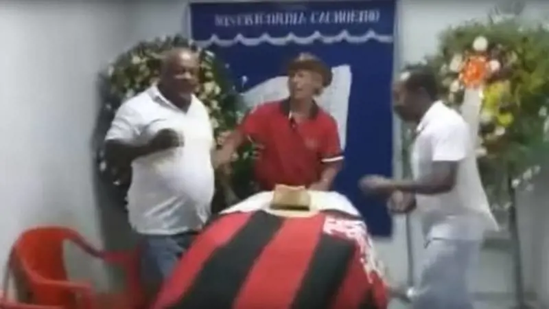 Quando la morte è una festa: salma al bar, birra e samba per tutti