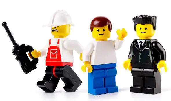 Lego cambia i connotati ai personaggi. Invece del papà, spunta il mammo