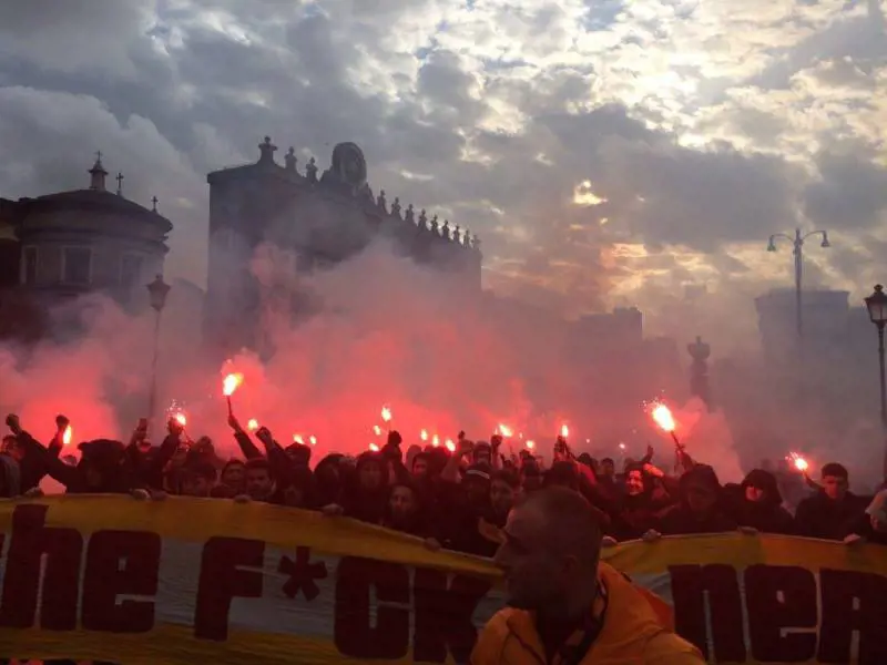 Roma, la furia dei tifosi Galatasaray: accoltellati e bombe carta