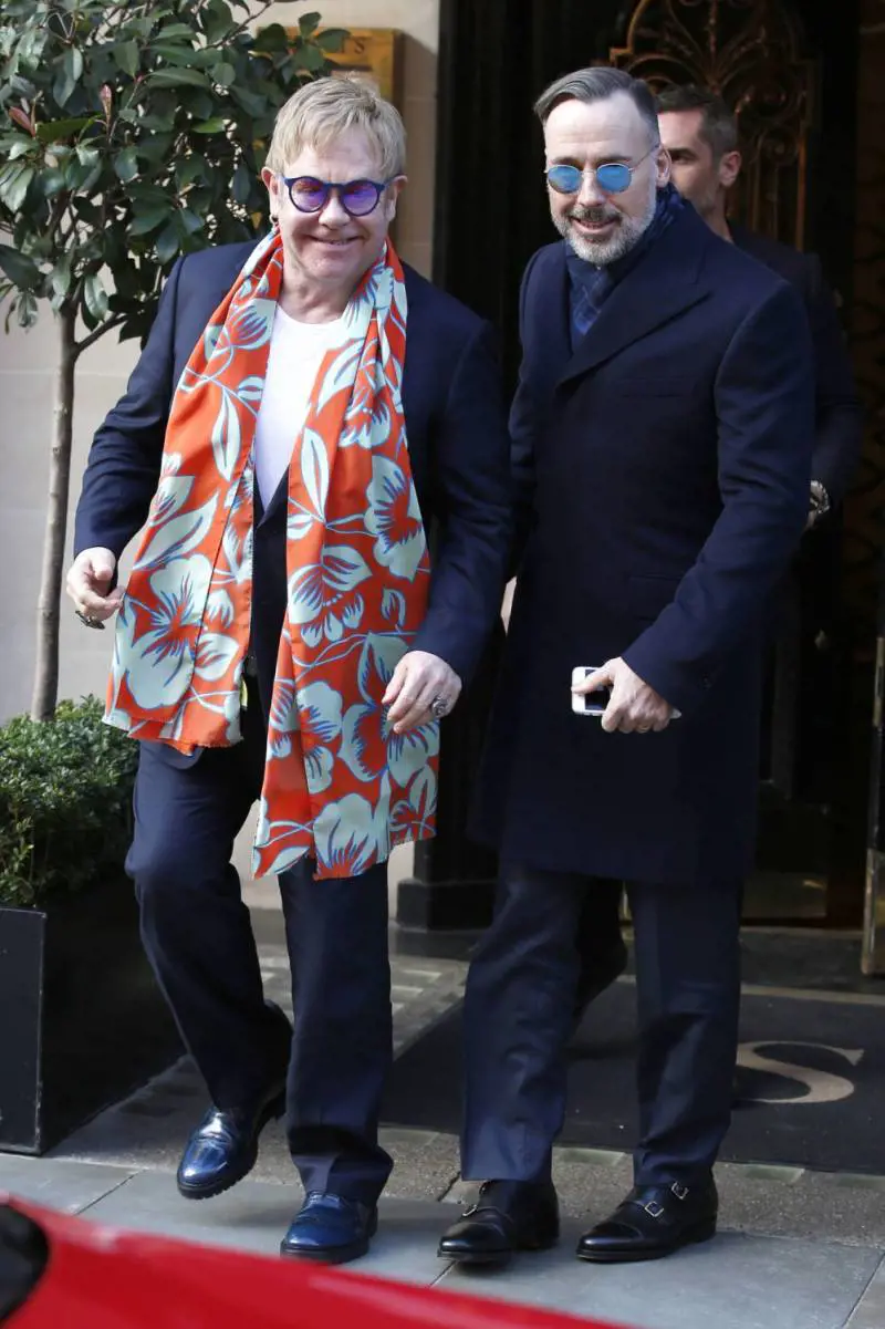 Elton John fa pace con la madre purché resti fuori dalla sua vita