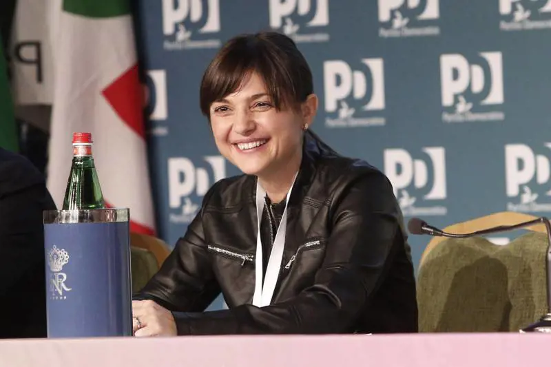 Gonfia, oscura e sintetizzata. Cosa dice la firma della Serracchiani