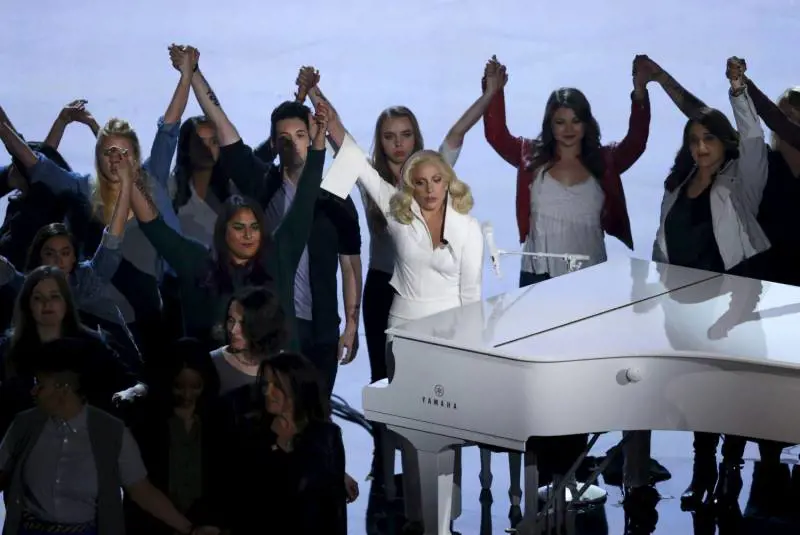 La maledizione di Lady Gaga: "Ringrazio David Bowie, Prince e Madonna"
