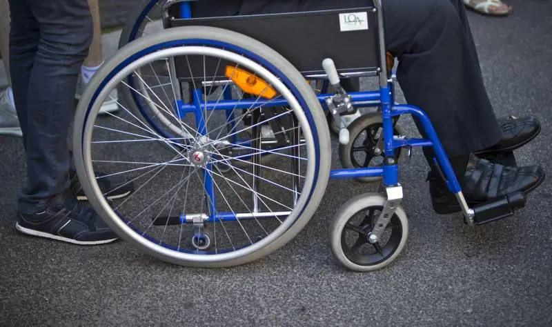 Cassiere del supermercato vede un disabile e gli augura la morte