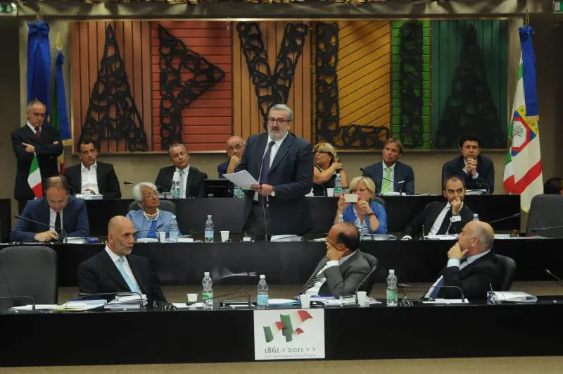 Dalla "provetta" di Emiliano spunta il reddito di dignità