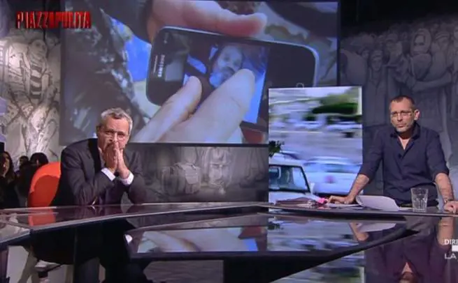 A Piazzapulita Enrico Mentana rimprovera Corrado Formigli per le foto dei cadaveri