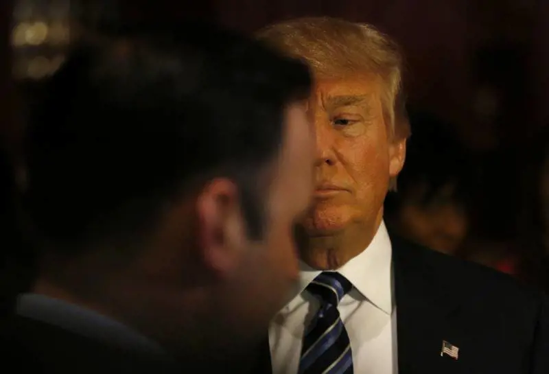 Trump resiste al fuoco amico: più lo combattono più vince