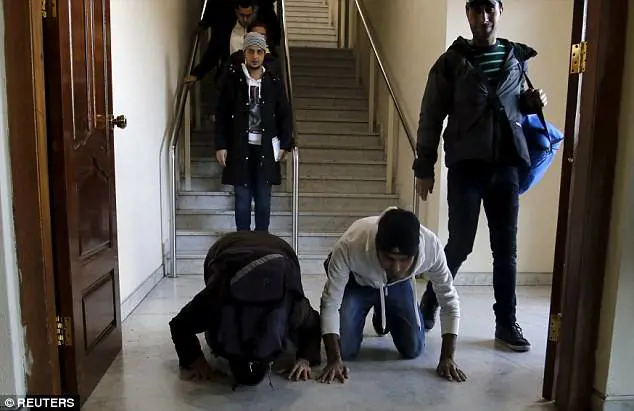 Due migranti: "Torniamo a casa: la paghetta da profugo è troppo bassa"