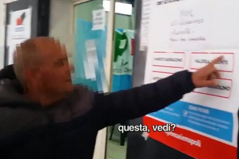 Primarie, la scusa assurda del Pd: "Capita di non aver spiccioli e di chiederli agli amici"
