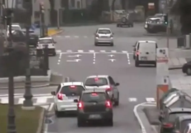Insegue e tampona un'auto con a bordo due bimbi