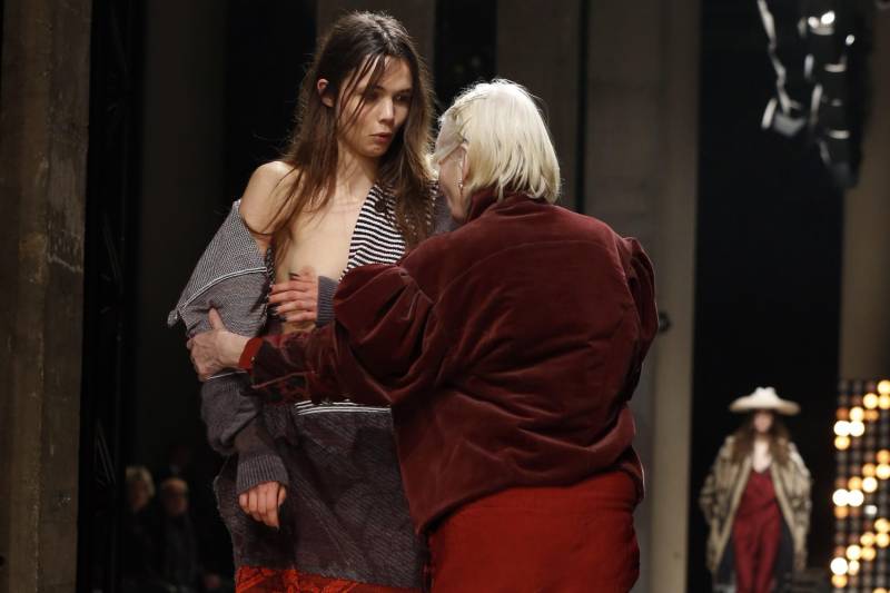 Vivienne Westwood sistema l'abito alla modella durante le prove della sfilata