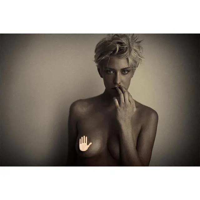 #touchthem: l'hashtag che scopre il seno per una buona causa