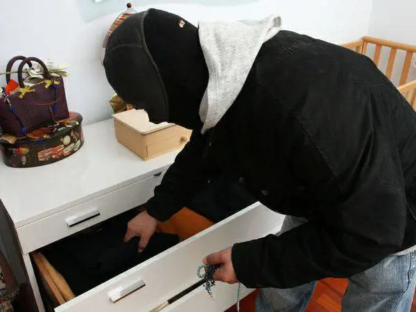 Case in Italia: boom di furti e la bufala dei proprietari