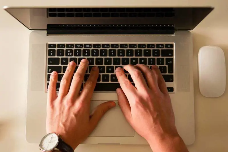 Bari, adescava minorenni su Skype: arrestato postino