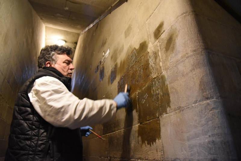 Operazione di ripulitura dai graffitì che deturpavano gli interni del Campanile di Giotto