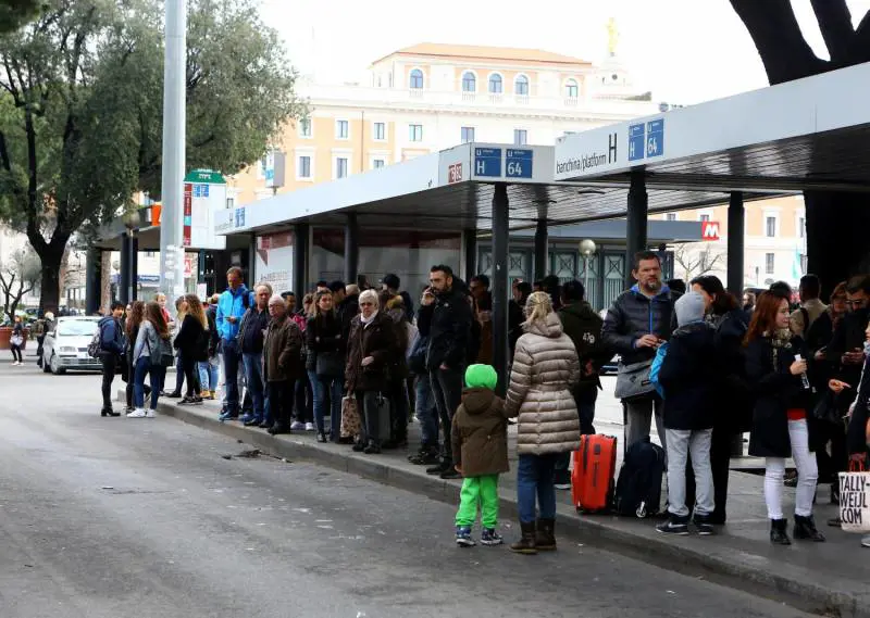 Passeggeri in attesa alla stazione Termini nel giorno dello sciopero del trasporto pubblico