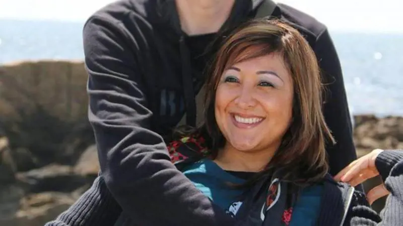 Lui si salva grazie alle figlie, lei resta al check-in e muore 