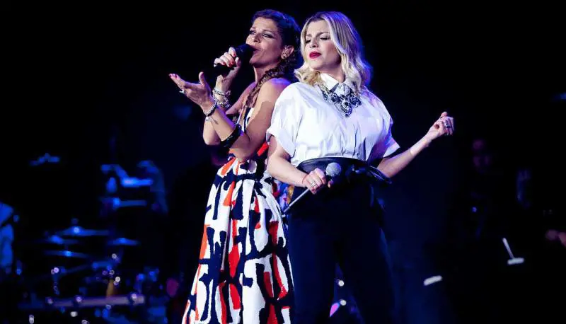 Alessandra Amoroso e Emma Marrone scherzano con l'hoverboard