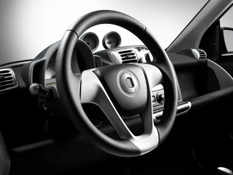 A ruba i volanti delle Smart: "Servono per l'airbag"