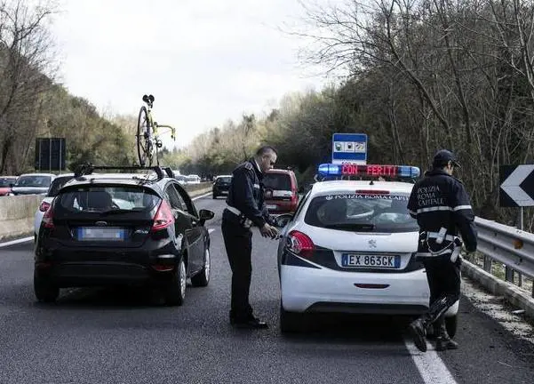 Rom senza patente non si ferma all'alt