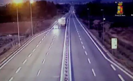 Tir contromano in autostrada: fermato camionista bulgaro