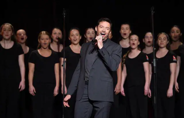 Hugh Jackman salva il figlio e un bagnante dall'oceano