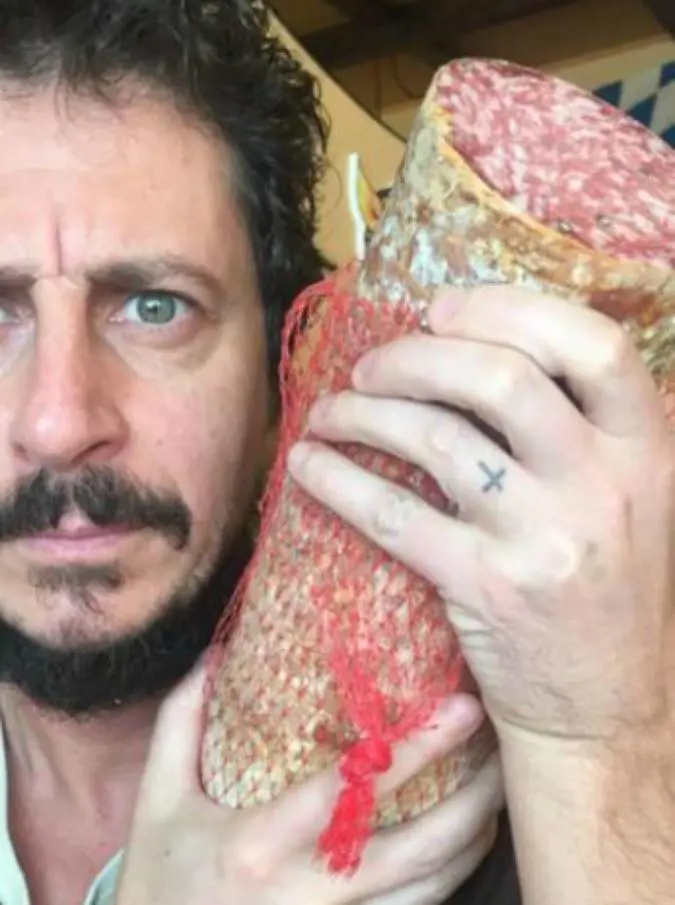 Bizzarri si fotografa col salame E Facebook gli censura il post