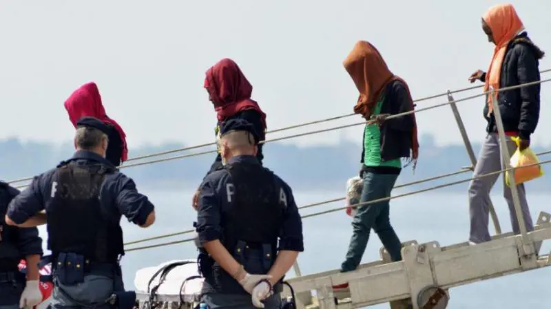 Migranti appena sbarcati e già espulsi. Liberi sul territorio pugliese