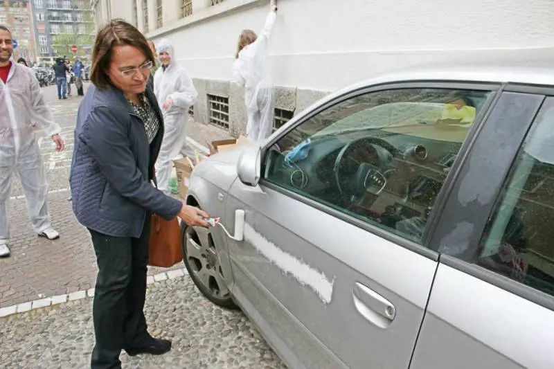 Arroganza radical chic L'assessore di Pisapia "vandalizza" un'auto in divieto di sosta