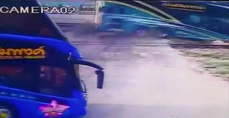 Spaventoso incidente in Thailandia: schianto tra pullman e treno
