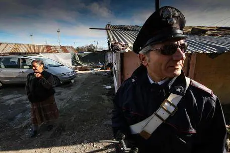 Carabiniere perquisisce 4 rom. Il giudice vuole mandarlo in galera