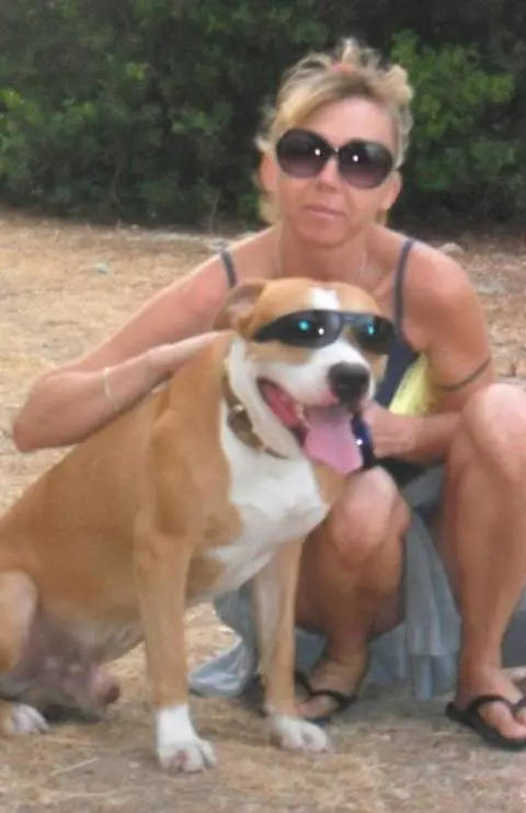 Uccide il marito, lo fa a pezzi e lo dà in pasto al cane