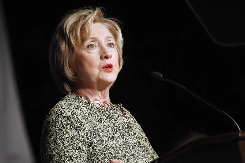 Ombre pure su Hillary. E Cameron fa "outing"