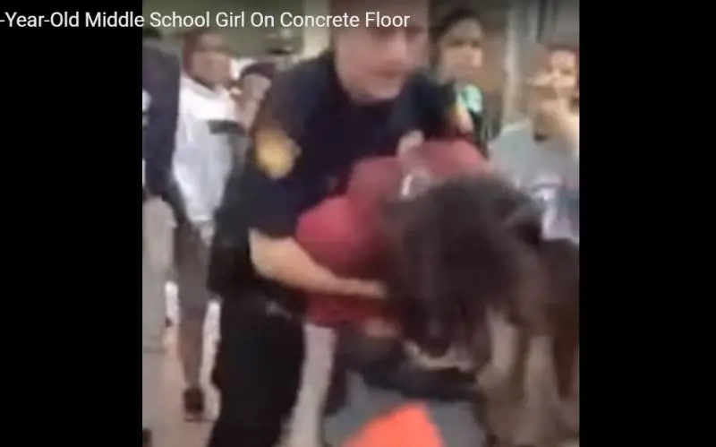 Usa, poliziotto atterra e ammanetta 12enne a scuola