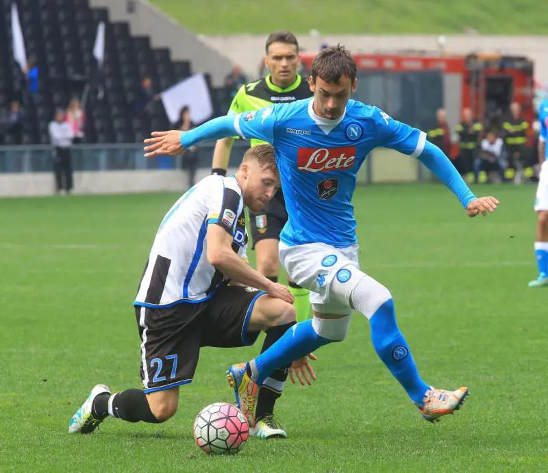 Napoli con Sarri in tribuna e il Pipita in maschera