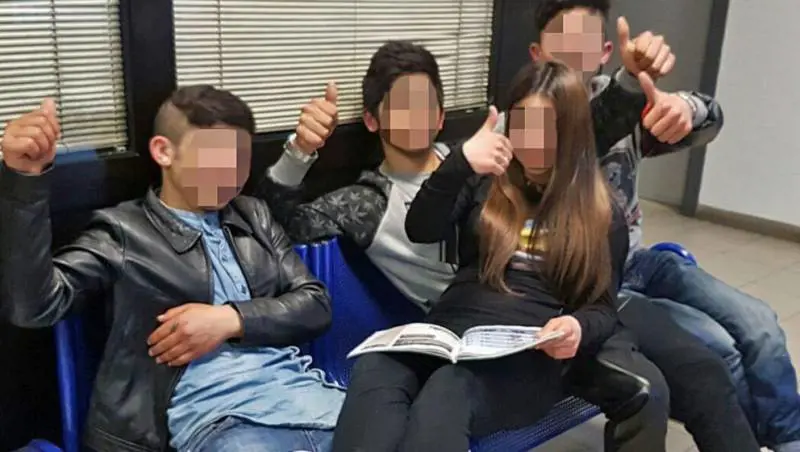 Ladri rom arrestati e rilasciati. Sfottono la polizia con una foto