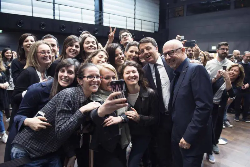 Renzi sostiene il made in Italy: "Ho pure la mutanda Intimissimi"