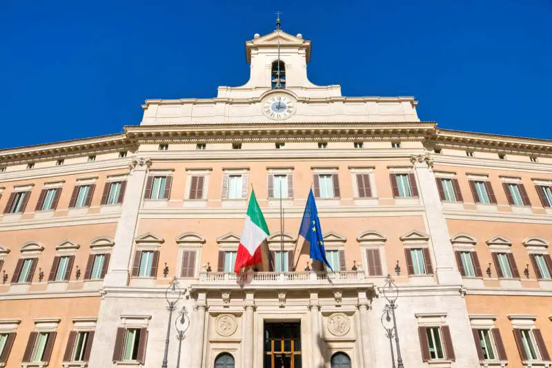 Uccide un terrorista nero negli anni '80 e ora lo Stato gliela fa pagare