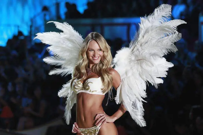 Candice Swanepoel è incinta: la top mostra il pancino su Instagram