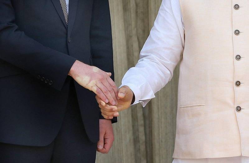 Stretta di mano del primo ministro indiano a William