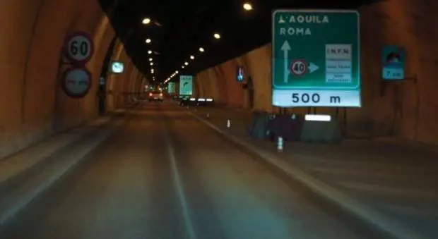 Traforo del Gran Sasso chiuso per un autobus in fiamme