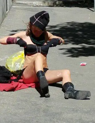 Ancora degrado a Roma: donna seminuda per terra