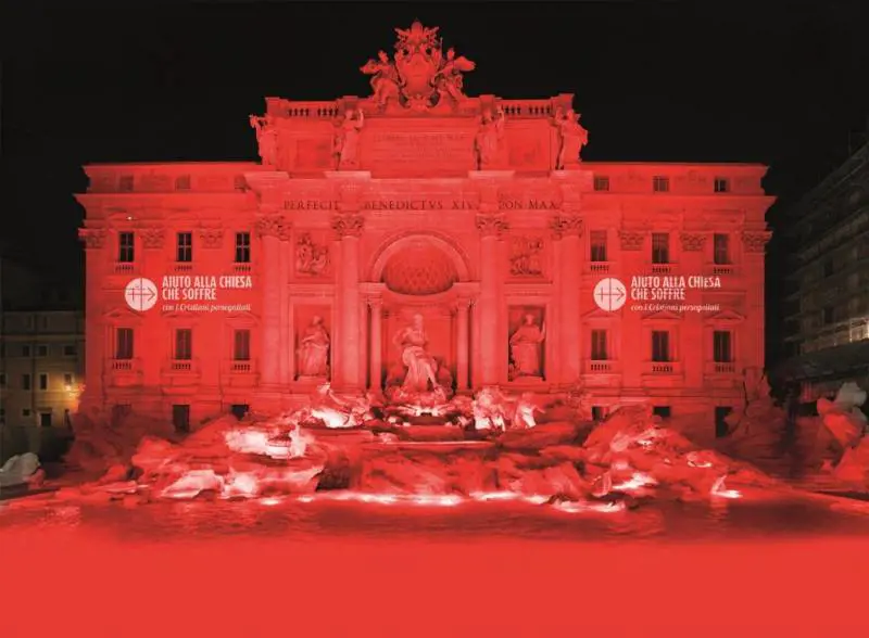 La Fontana di Trevi in rosso in ricordo dei martiri cristiani