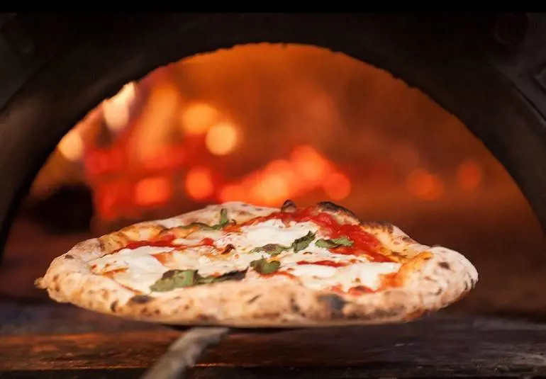 Quando la burocrazia  impone di mangiare  la pizza scomodamente