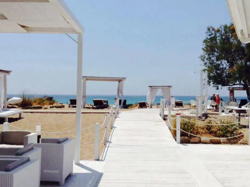Non ci sono soldi per i controlli:  bagni vietati nella Puglia trendy