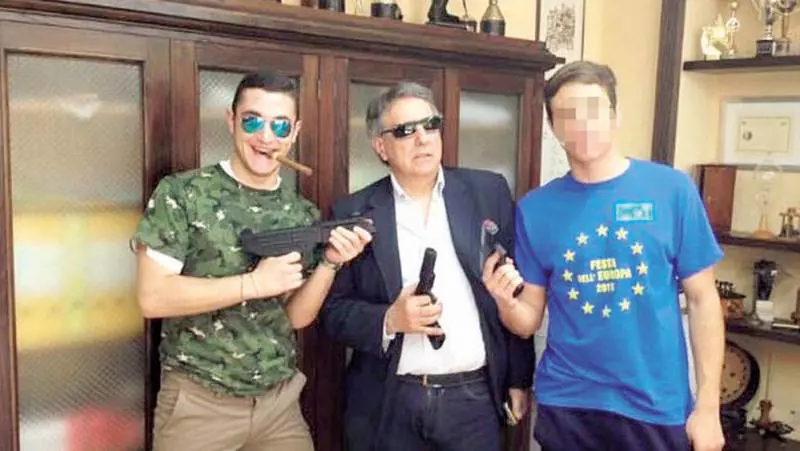 Cosenza, polemica sul preside vestito da boss su facebook