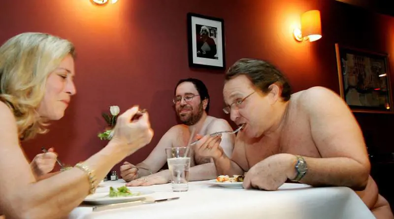 Arriva il ristorante nudista: 8.000 prenotazioni