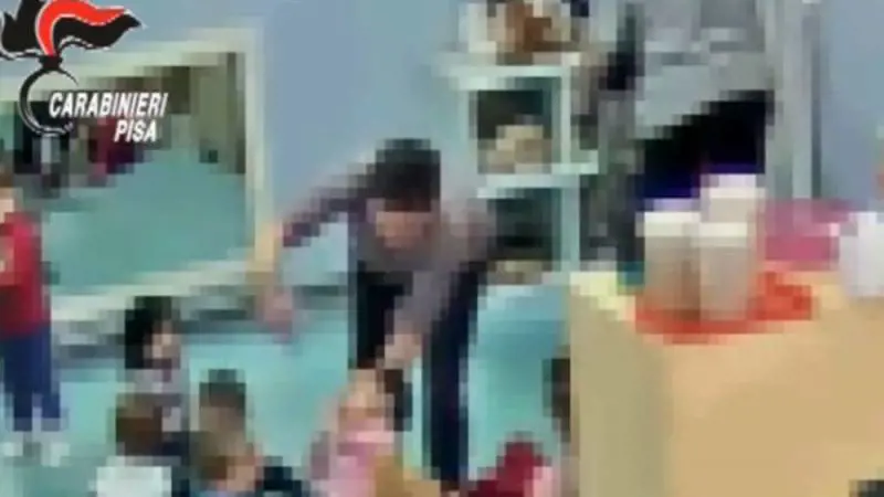 Rimini, violenze sui bimbi: arrestata maestra d'asilo