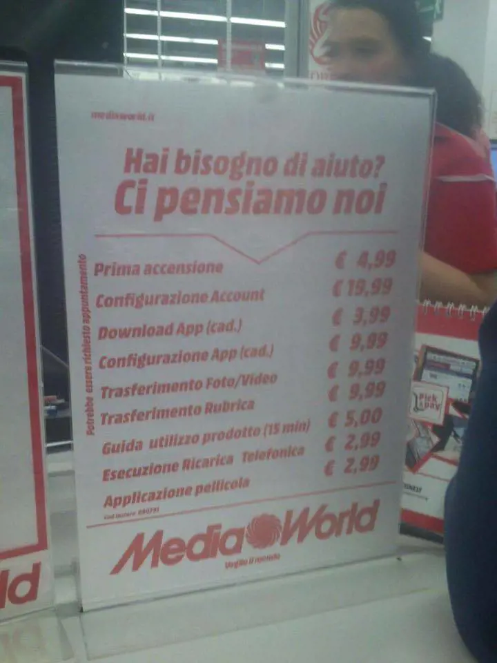 "Vuoi configurare lo smartphone? Paghi". È bufera su Mediaworld