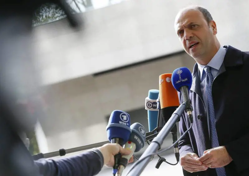 "Alfano troppo prono a Renzi": i suoi pronti a tornare con Fi